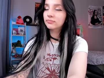 girl
        vivian_qwerty cam image #6343405
