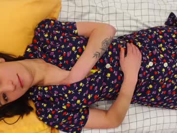 girl
        olive_fox cam image #1443392