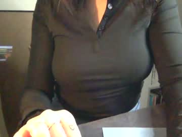 girl
        lillyandhertoyy cam image #3385096