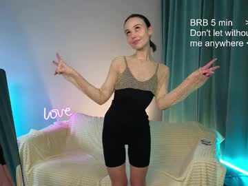 girl
        poppypaws cam image #6010564