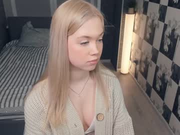 girl
        dollyady cam image #3823443