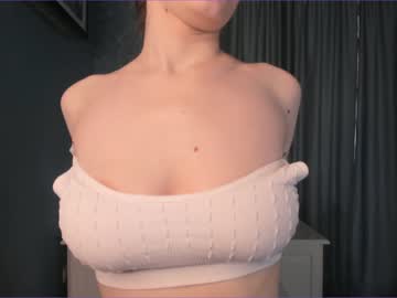 girl
        sophiabates cam image #1358360