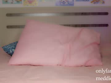 girl
        meadowthayer cam image #2733427