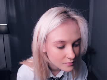girl
        sellar_moon cam image #2745193
