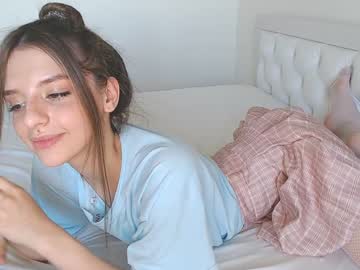 girl
        lesi_moon cam image #2125335