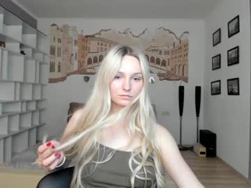 girl
        evamooni cam image #1775795
