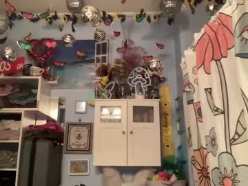 girl
        fairygirlcait cam image #3963122
