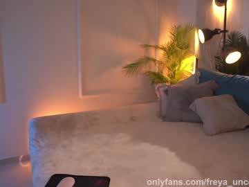 girl
        freya_ cam image #2524963