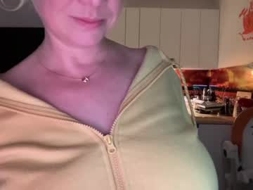 girl
        kiradivine cam image #1426741