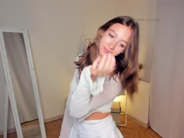 girl
        wave_of_happy_ cam image #3490966