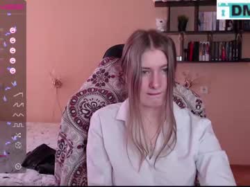 girl
        minnie_olson_ cam image #819310