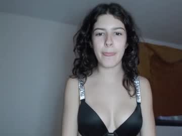 girl
        frenchava cam image #2217067