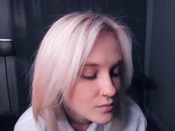 girl
        sellar_moon cam image #2745017