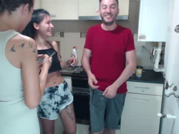 couple
        maya_and_guests cam image #1832033