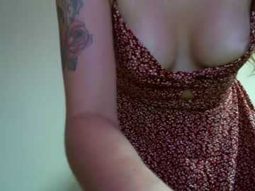 girl
        laura_lady_red cam image #1836997