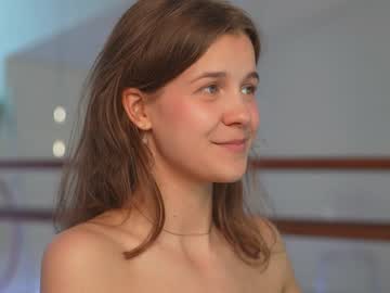 girl
        eli_sun cam image #4217617