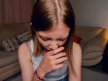 girl
        liliandaniels cam image #4339531
