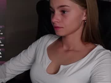 girl
        abby_laker cam image #5599444