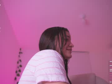 girl
        mila_1 cam image #6284539