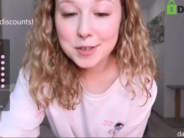 girl
        lottie_shine cam image #3710441