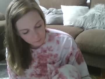 girl
        cloverqueen21 cam image #3816491