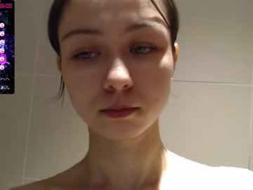 girl
        light_in_the_night cam image #2106669