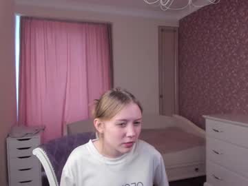 girl
        rowenacarrington cam image #4338991