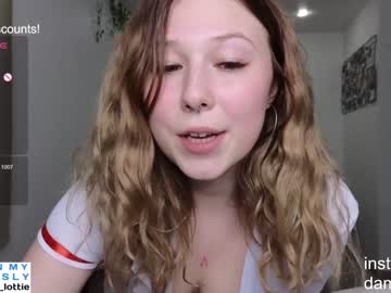 girl
        lottie_shine cam image #3968954
