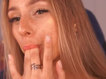 girl
        artease cam image #1410726