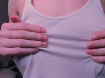 girl
        lauratanguy cam image #5096290