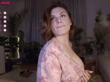 girl
        karrin cam image #220248
