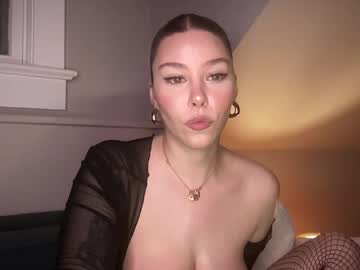 girl
        novavangogh cam image #6370958