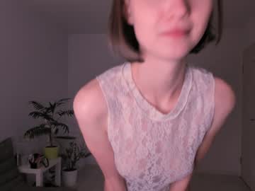 girl
        lauratanguy cam image #5147159
