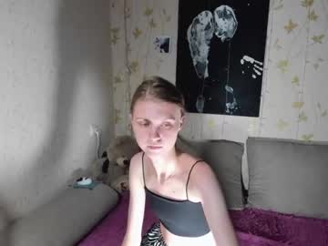 girl
        phoebepaw cam image #4528110