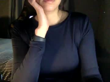 girl
        lillyandhertoyy cam image #3391529