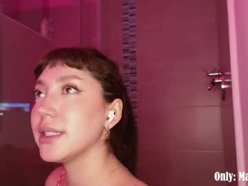 girl
        maxine_8 cam image #6801337