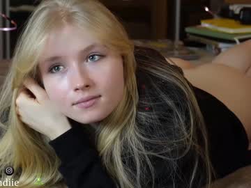girl
        bestblondiiecb cam image #3472450
