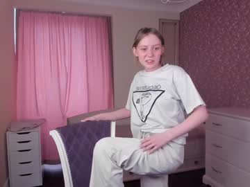 girl
        rowenacarrington cam image #4338688