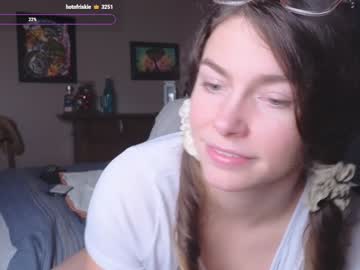girl
        chroniclove cam image #5867284