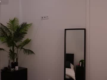 girl
        lilly_colins cam image #5879635