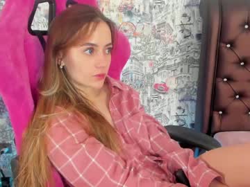 girl
        angelina_new cam image #1257714