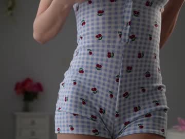 girl
        littlegreekflower cam image #6445424