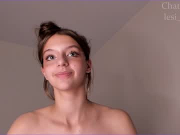 girl
        lesi_moon cam image #2427095