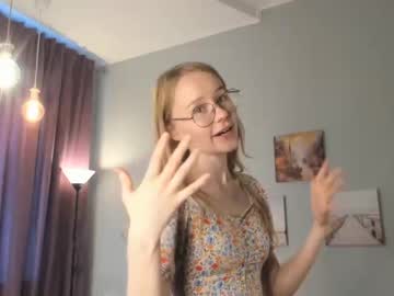 girl
        peggybanwell cam image #4360542