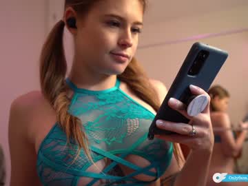 girl
        chloewildd cam image #1934957