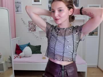 girl
        whereweland cam image #573447