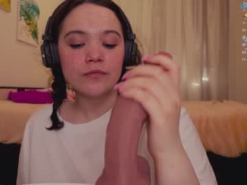 girl
        chery_lady22 cam image #1688472
