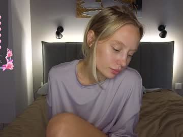 girl
        white_lime cam image #4735912