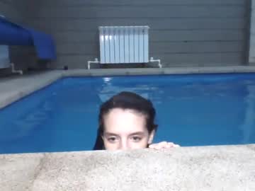 girl
        lesi_moon cam image #2157763