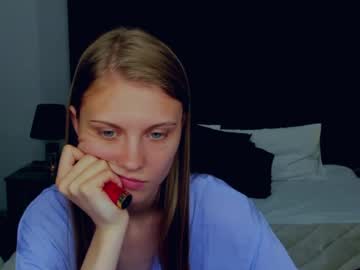 girl
        phoebepaw cam image #4583574